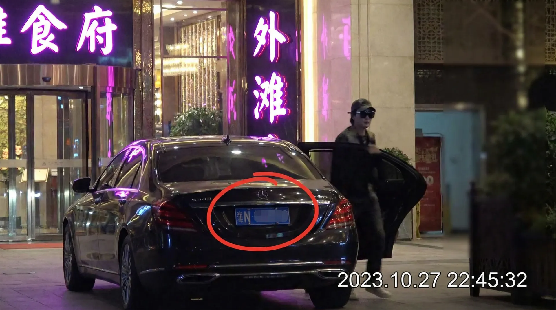 体育竟猜足球官网 - 豪车餐厅外被拍